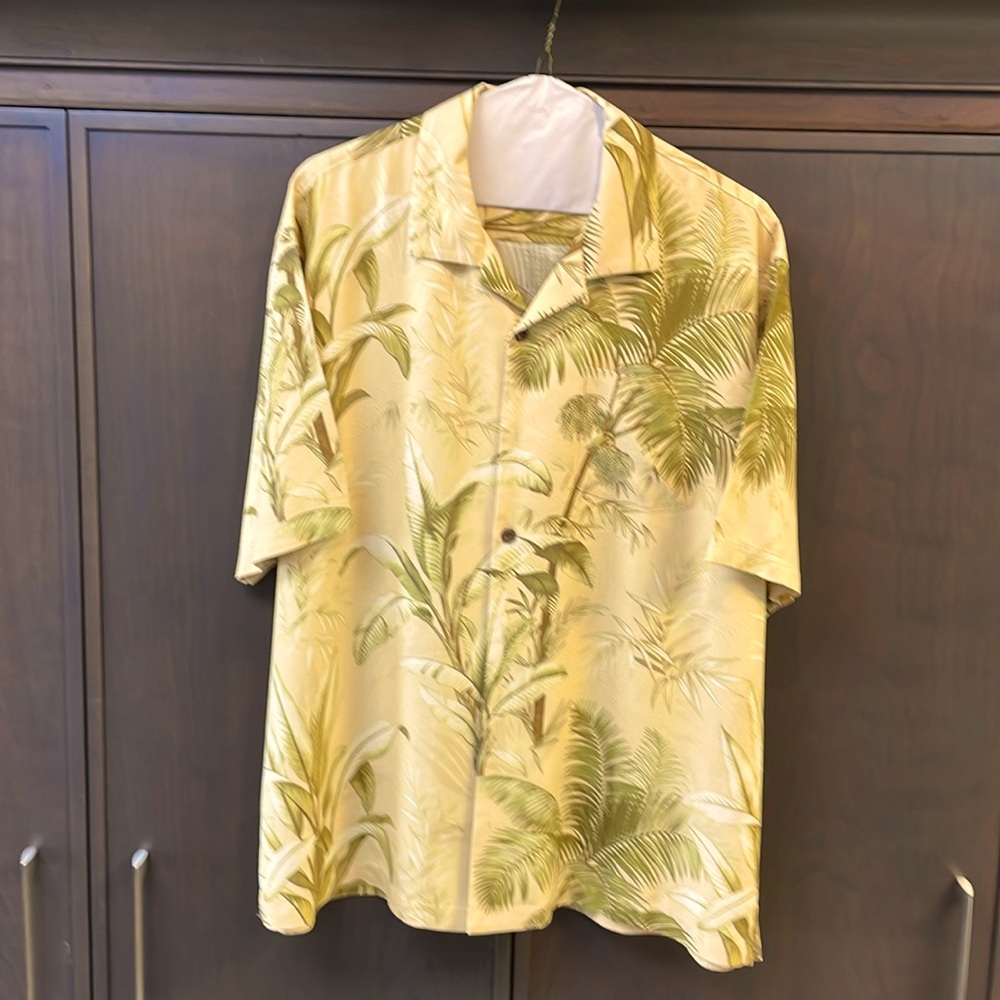 TOMMY BAHAMA ALOHA SHIRT XL COLOR GOLD WITH OLIVE FLORAL PRINT 100% SILK